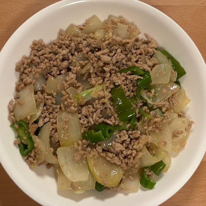 豚ひき肉と玉ねぎとピーマンの野菜炒め
